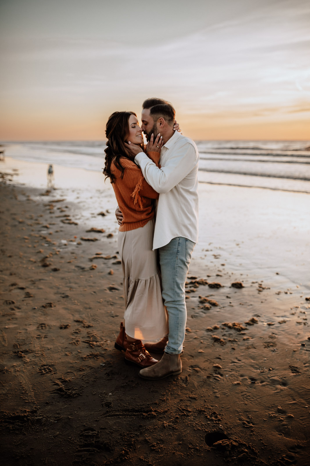 Paarfotoshooting am Strand bei Sonnenuntergang