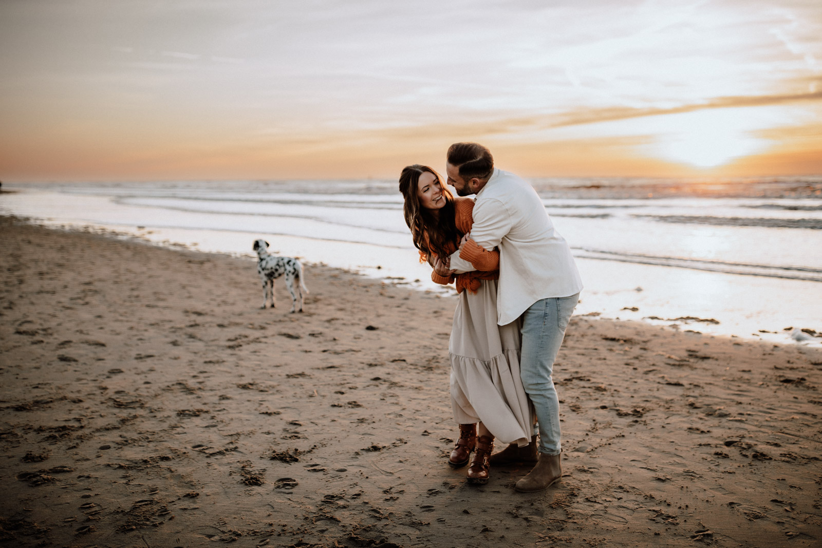 Paarfotoshooting am Strand bei Sonnenuntergang