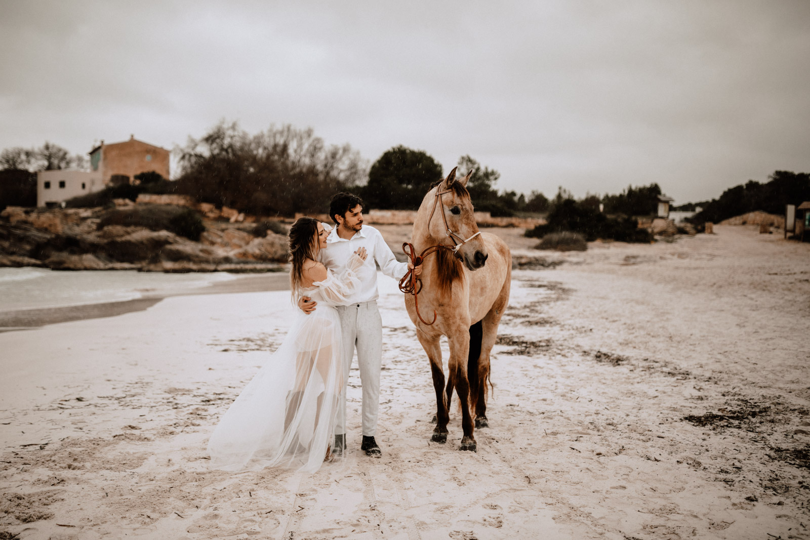 After Wedding Fotos auf Mallorca am Strand mit Pferden