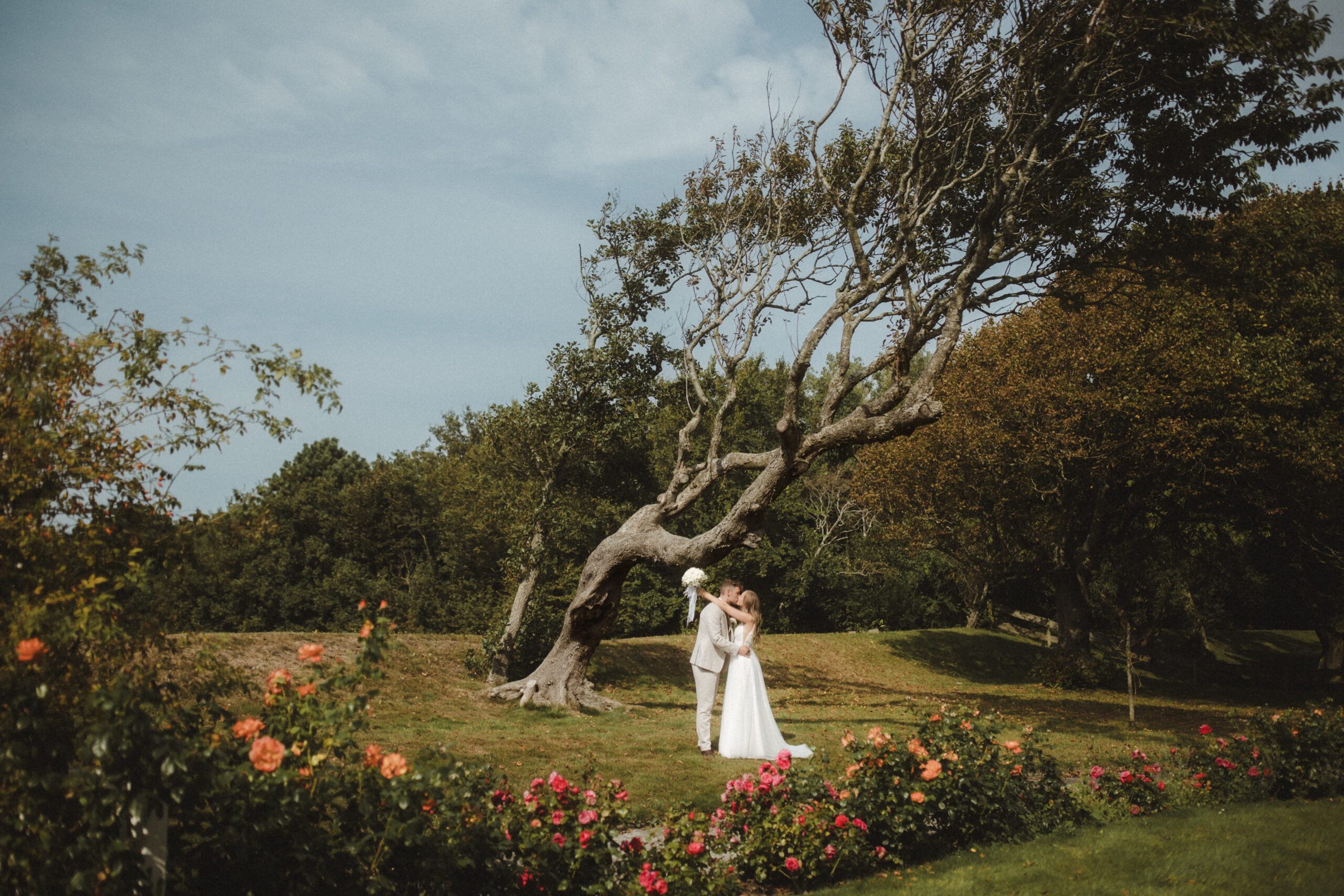 Hochzeitsfotografie -Emotionaler First Look zwischen Braut und Bräutigam auf Neuwerk